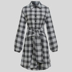 Kariertes Hemdkleid mit Gürtel und Knopfdetails