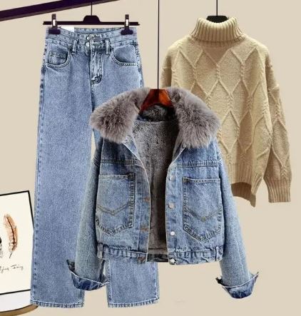 R&B | Drei Teiliger Satz Bestehend Aus Jeans, Einer Jeansjacke und Einem Gestrickten Pullover mit Hohem Kragen