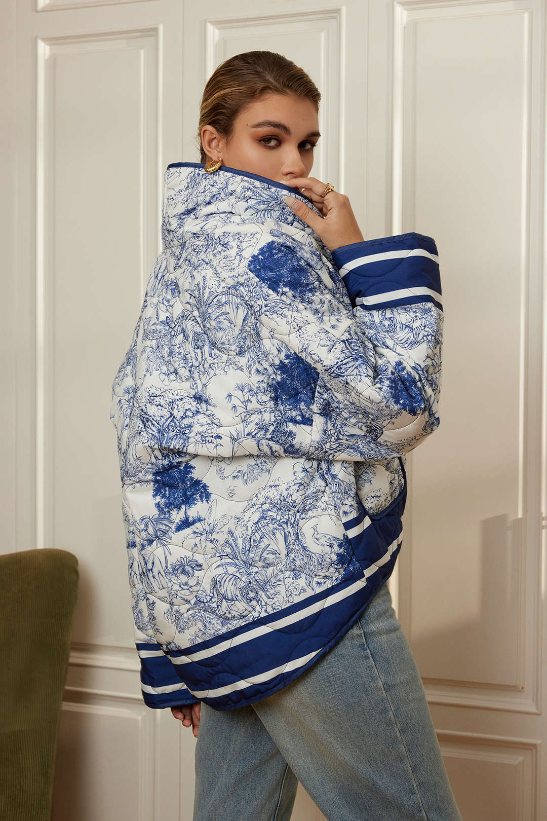 R&B | Geblümte Steppjacke mit Blauem Print Stilvoll und Gemütlich