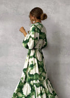 grüne Maxikleid mit langen Ärmeln und V-Ausschnitt