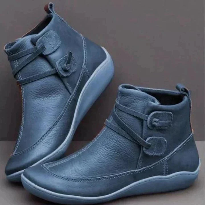 Orthopädische stiefel vor einem neutralen hintergrund