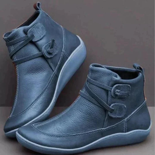Orthopädische stiefel vor einem neutralen hintergrund
