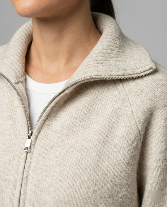 Weiche kurz geschnittene Strickjacke mit Reißverschluss für Damen