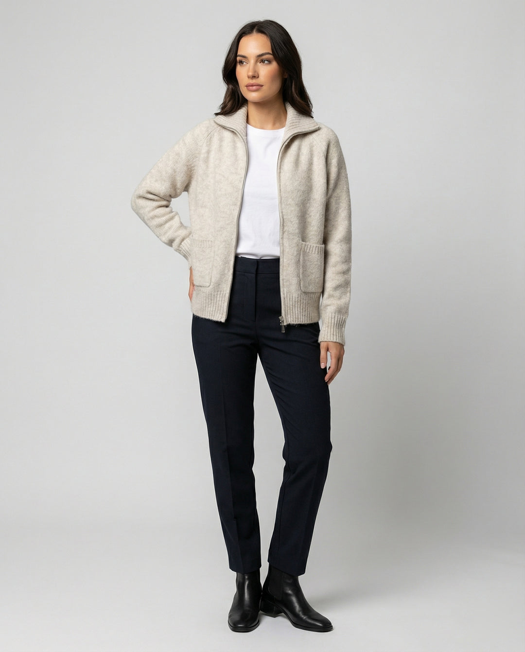 Weiche kurz geschnittene Strickjacke mit Reißverschluss für Damen
