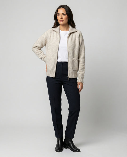 Weiche kurz geschnittene Strickjacke mit Reißverschluss für Damen