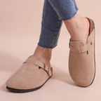 Beige orthopädische sandalen kombiniert mit lässigen jeans