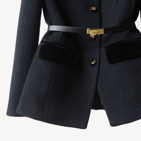R&B | Maßgeschneiderter Gürtelblazer – Samt Detail & Goldton-Finish