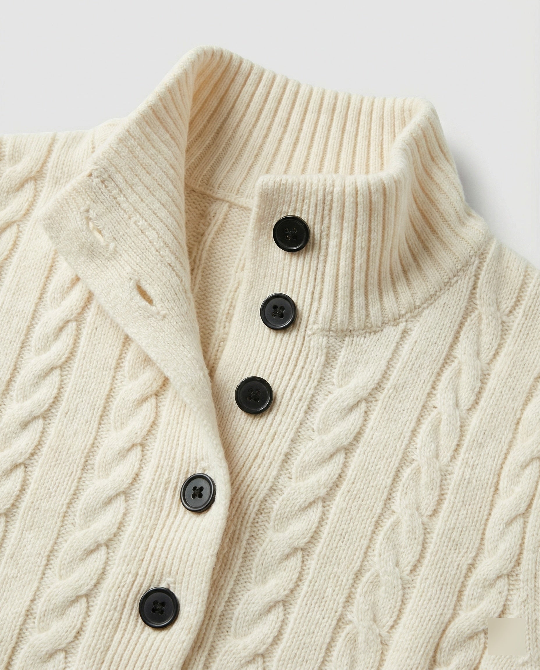 Damen Strickjacke mit Stehkragen und Zopfmuster in Weiß
