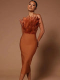 Trägerloses, figurbetontes Kleid mit Federn