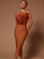 Trägerloses, figurbetontes Kleid mit Federn