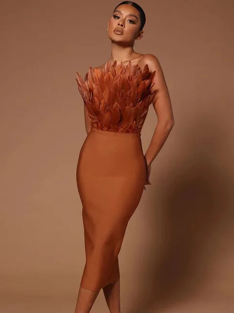 Trägerloses, figurbetontes Kleid mit Federn