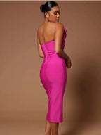 Trägerloses, figurbetontes Kleid mit Federn