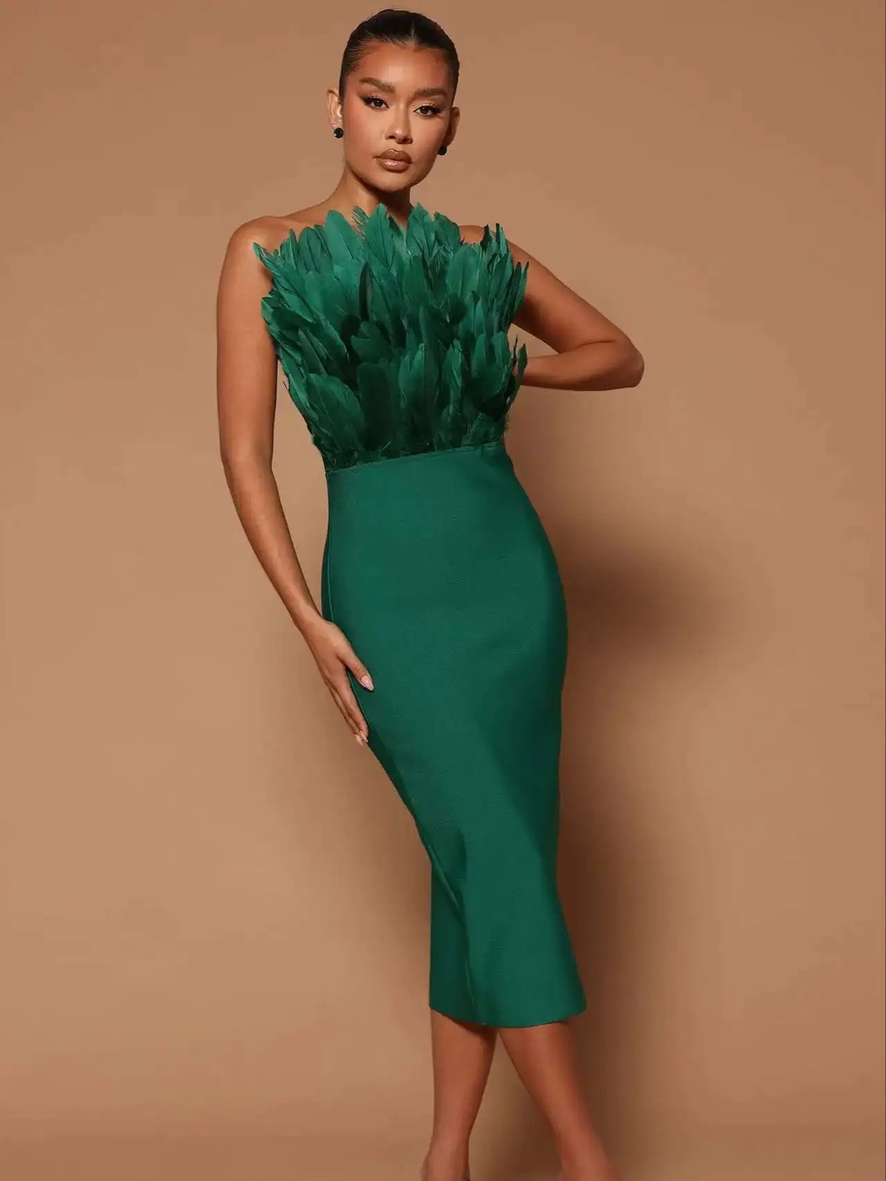 Trägerloses, figurbetontes Kleid mit Federn