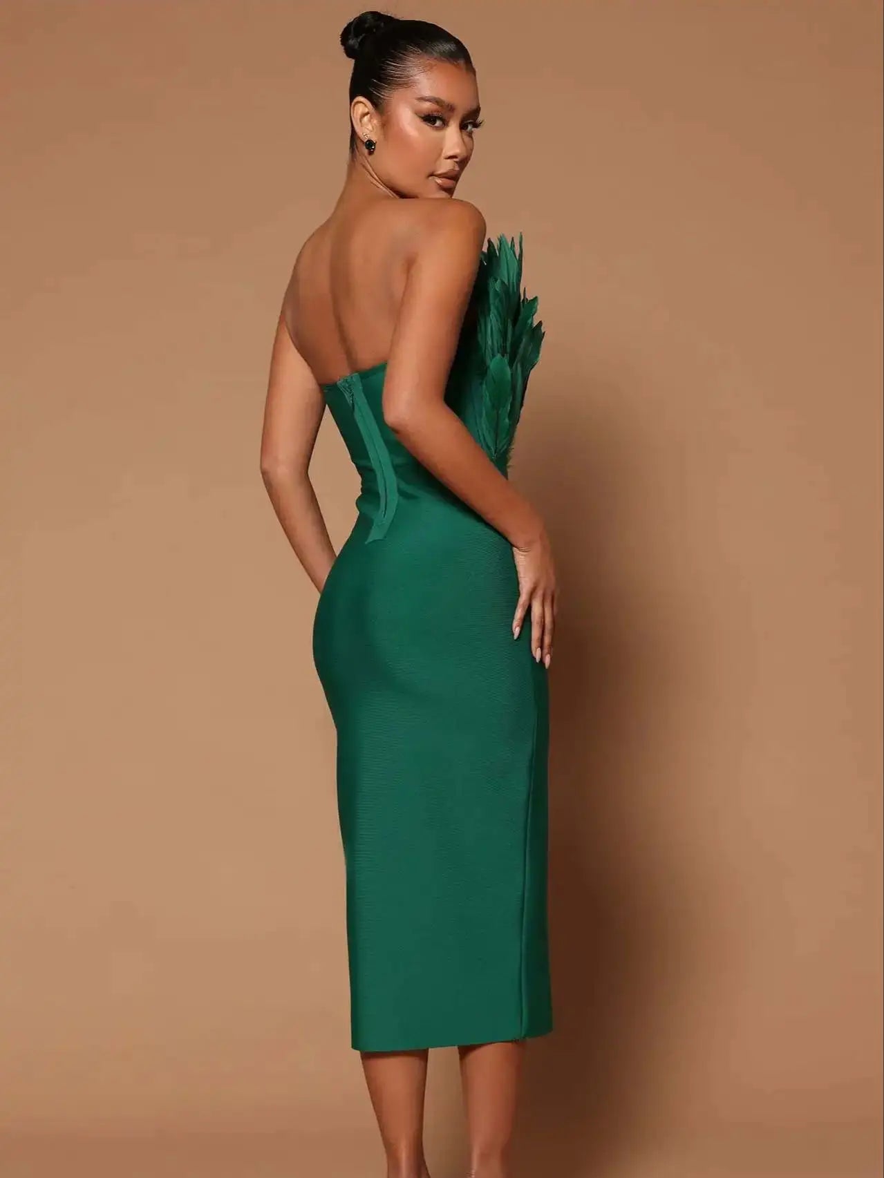 Trägerloses, figurbetontes Kleid mit Federn