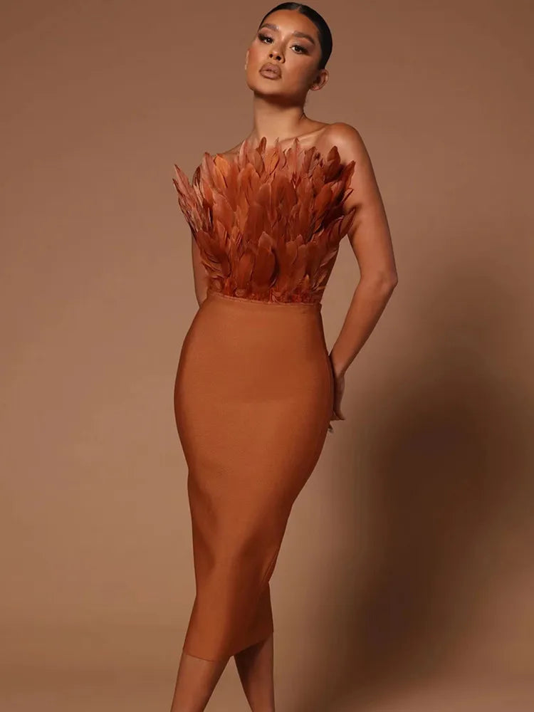 Trägerloses, figurbetontes Kleid mit Federn