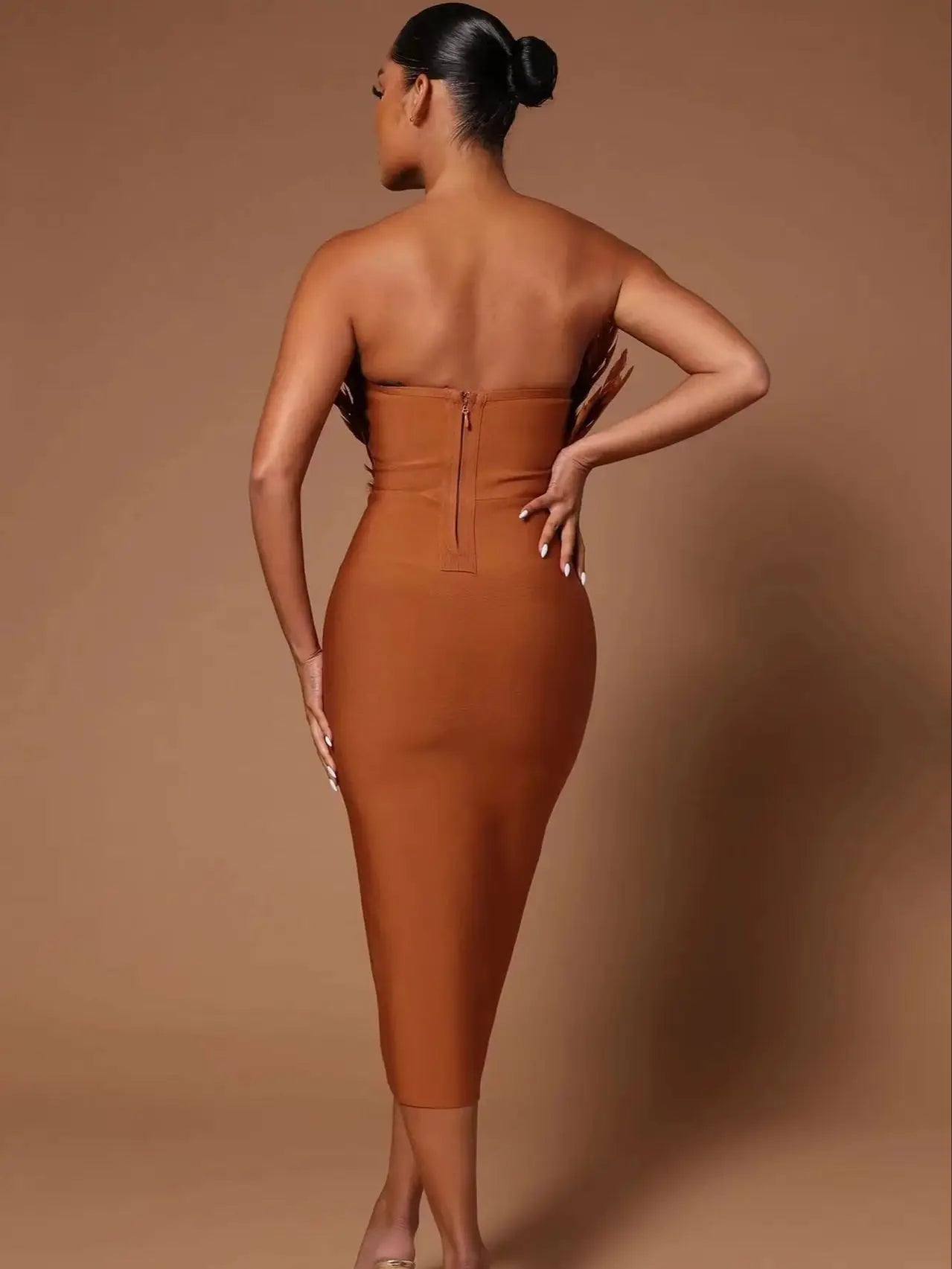 Trägerloses, figurbetontes Kleid mit Federn
