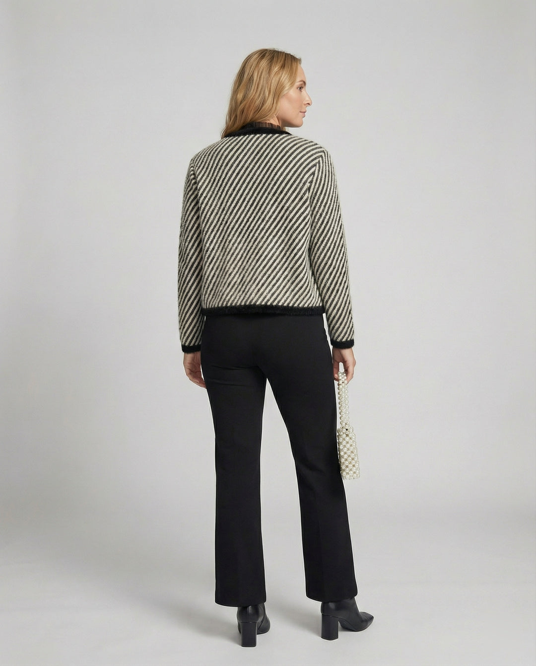 Zweiteiliges Bouclé-Set mit kurzer Strickjacke und Feinstrick-Midirock R&B