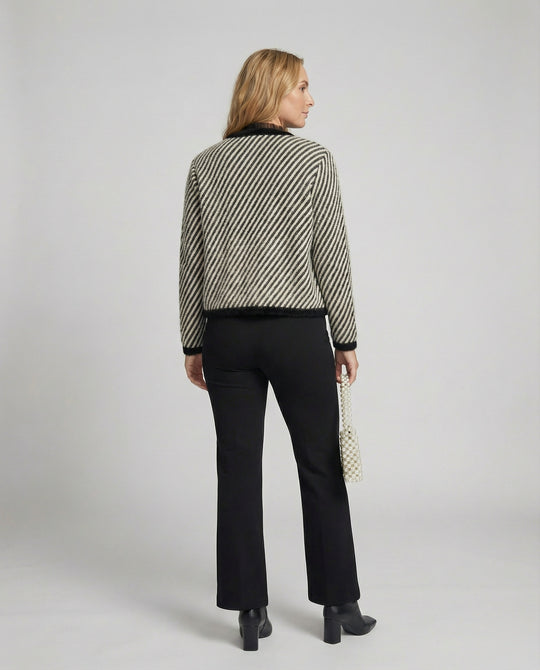 Zweiteiliges Bouclé-Set mit kurzer Strickjacke und Feinstrick-Midirock R&B