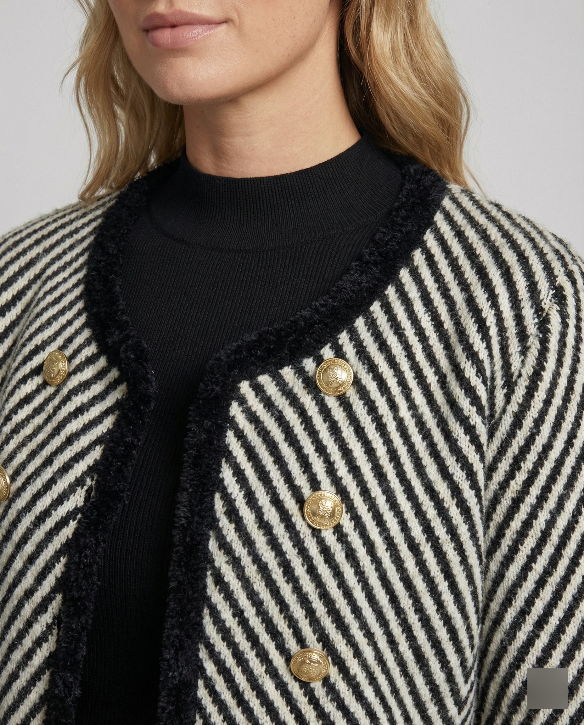 Zweiteiliges Bouclé-Set mit kurzer Strickjacke und Feinstrick-Midirock R&B