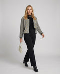 Zweiteiliges Bouclé-Set mit kurzer Strickjacke und Feinstrick-Midirock R&B