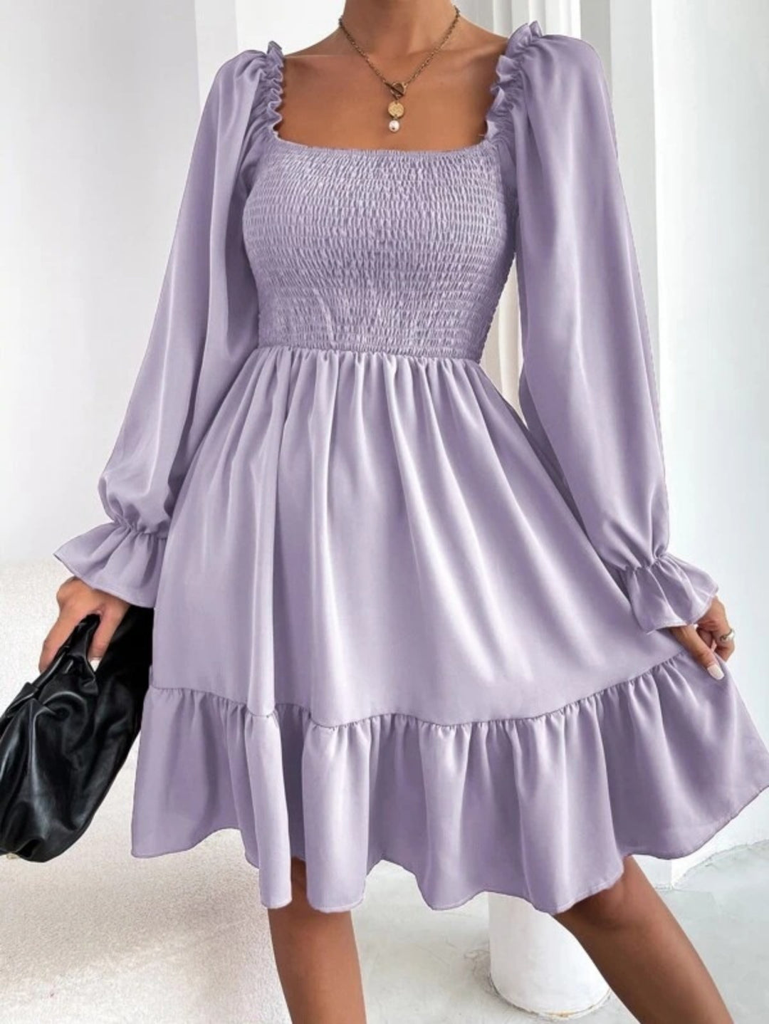 R&B | Paralleles Krepp genähtes Kleid mit Rüschensaum