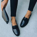 Elegante Schwarze Schuhe mit Glänzendem Finish und Musterdesign R&B