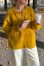 R&B | Lässiger Strickpullover mit Knöpfen und Rundhalsausschnitt. Oberbekleidung