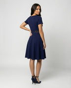 Blaues Kleid mit Kontrastierender Spitze und Akzentuierter Taille