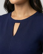 Blaues Kleid mit Kontrastierender Spitze und Akzentuierter Taille