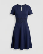 Blaues Kleid mit Kontrastierender Spitze und Akzentuierter Taille