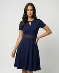 Blaues Kleid mit Kontrastierender Spitze und Akzentuierter Taille