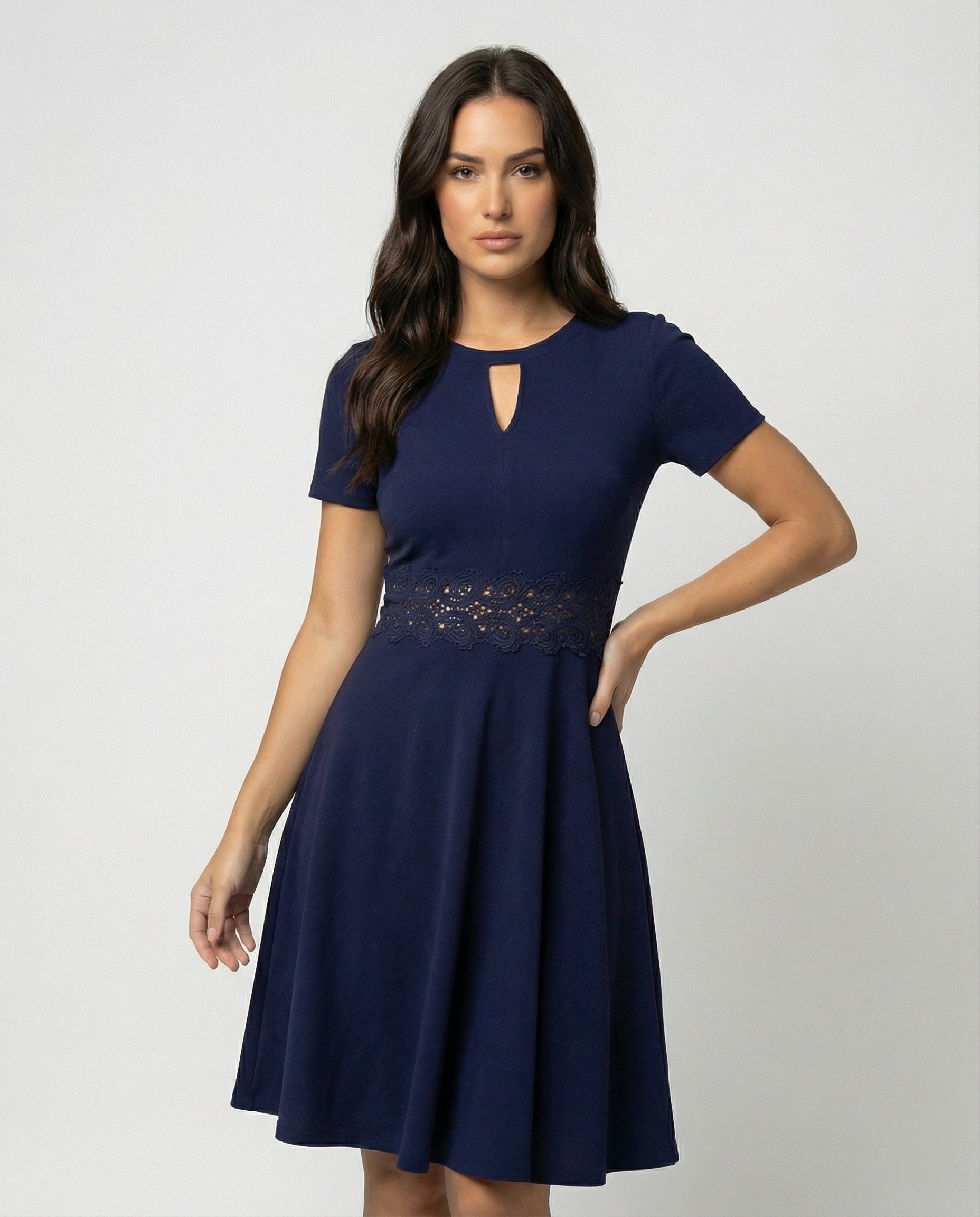 Blaues Kleid mit Kontrastierender Spitze und Akzentuierter Taille