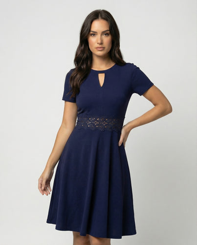 Blaues Kleid mit Kontrastierender Spitze und Akzentuierter Taille