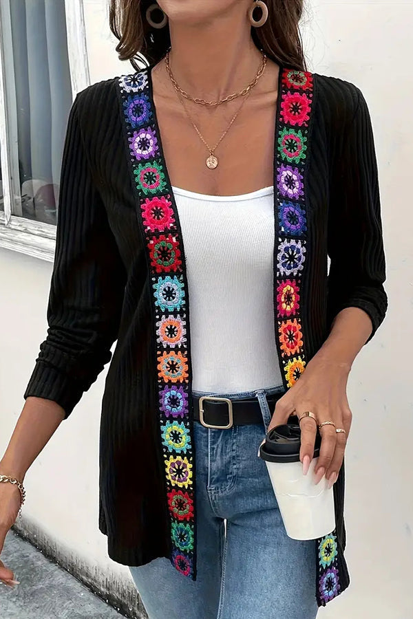 R&B | Boho Strickjacke mit Blumenbesatz und Langen Ärmeln