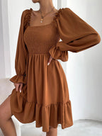 R&B | Paralleles Krepp genähtes Kleid mit Rüschensaum