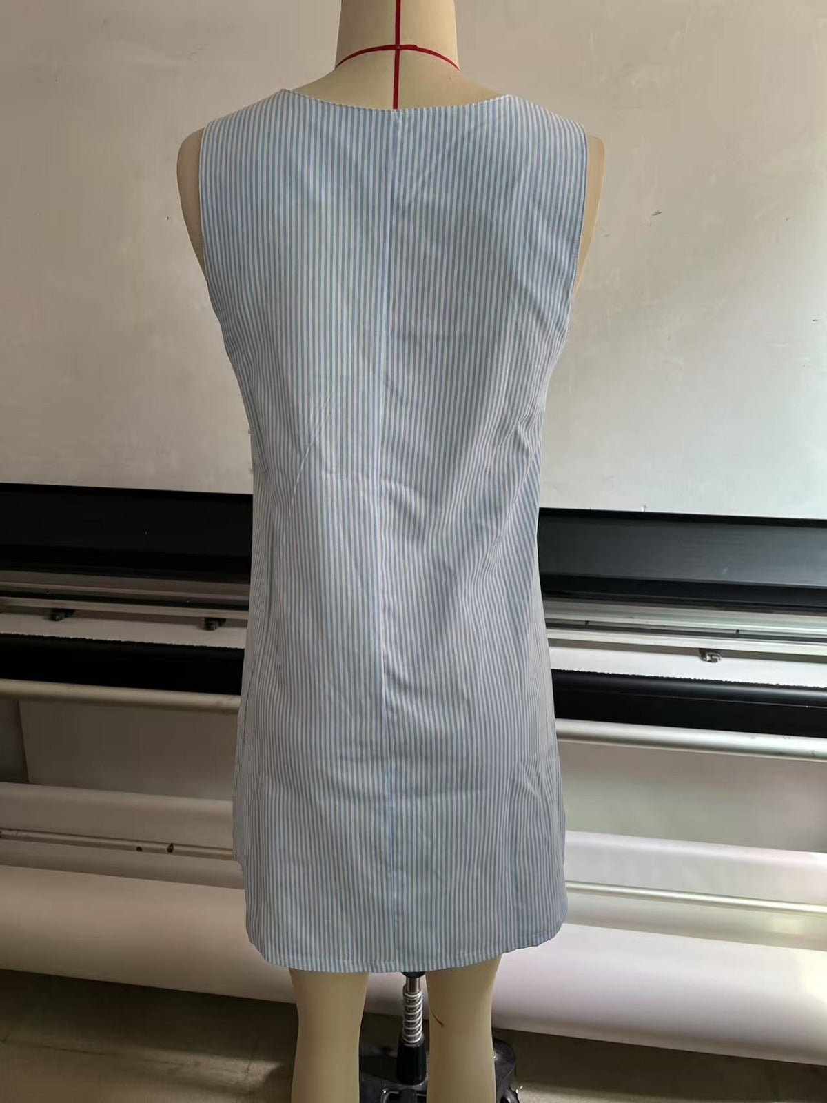 R&B | Gestreiftes Kleid mit Knopfleiste