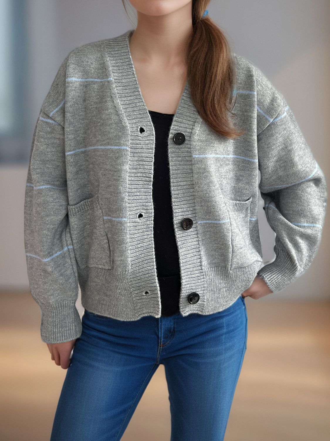 R&B | Legere Strickjacke mit langen Ärmeln, V-Ausschnitt, Knöpfen und Streifen