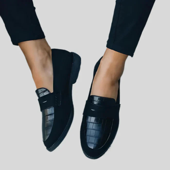 Elegante Schwarze Schuhe mit Glänzendem Finish und Musterdesign R&B