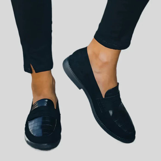 Elegante Schwarze Schuhe mit Glänzendem Finish und Musterdesign R&B