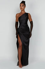 satiniertes Splitkleid mit einem Schulter