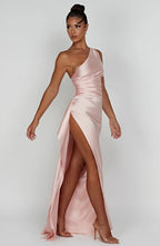 satiniertes Splitkleid mit einem Schulter