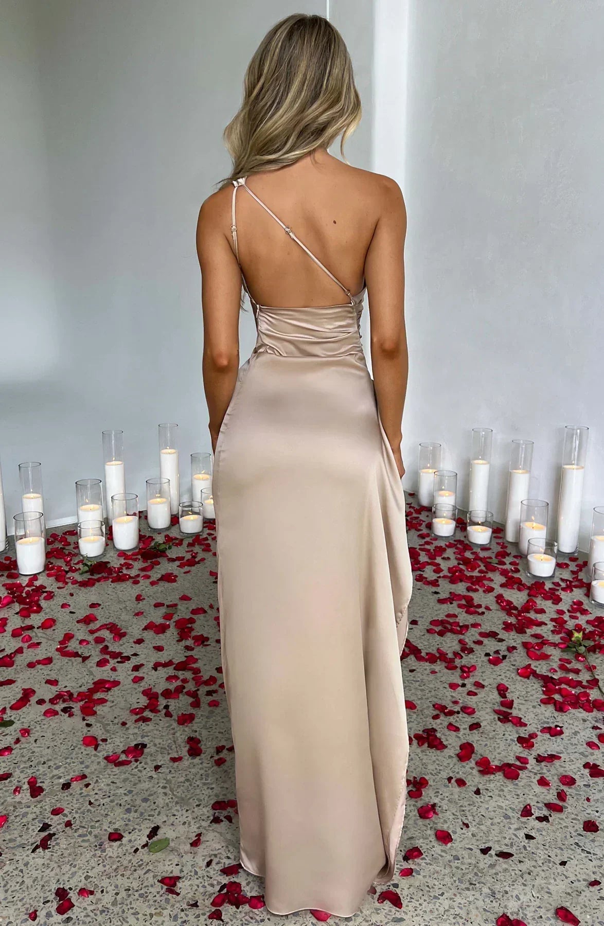 satiniertes Splitkleid mit einem Schulter