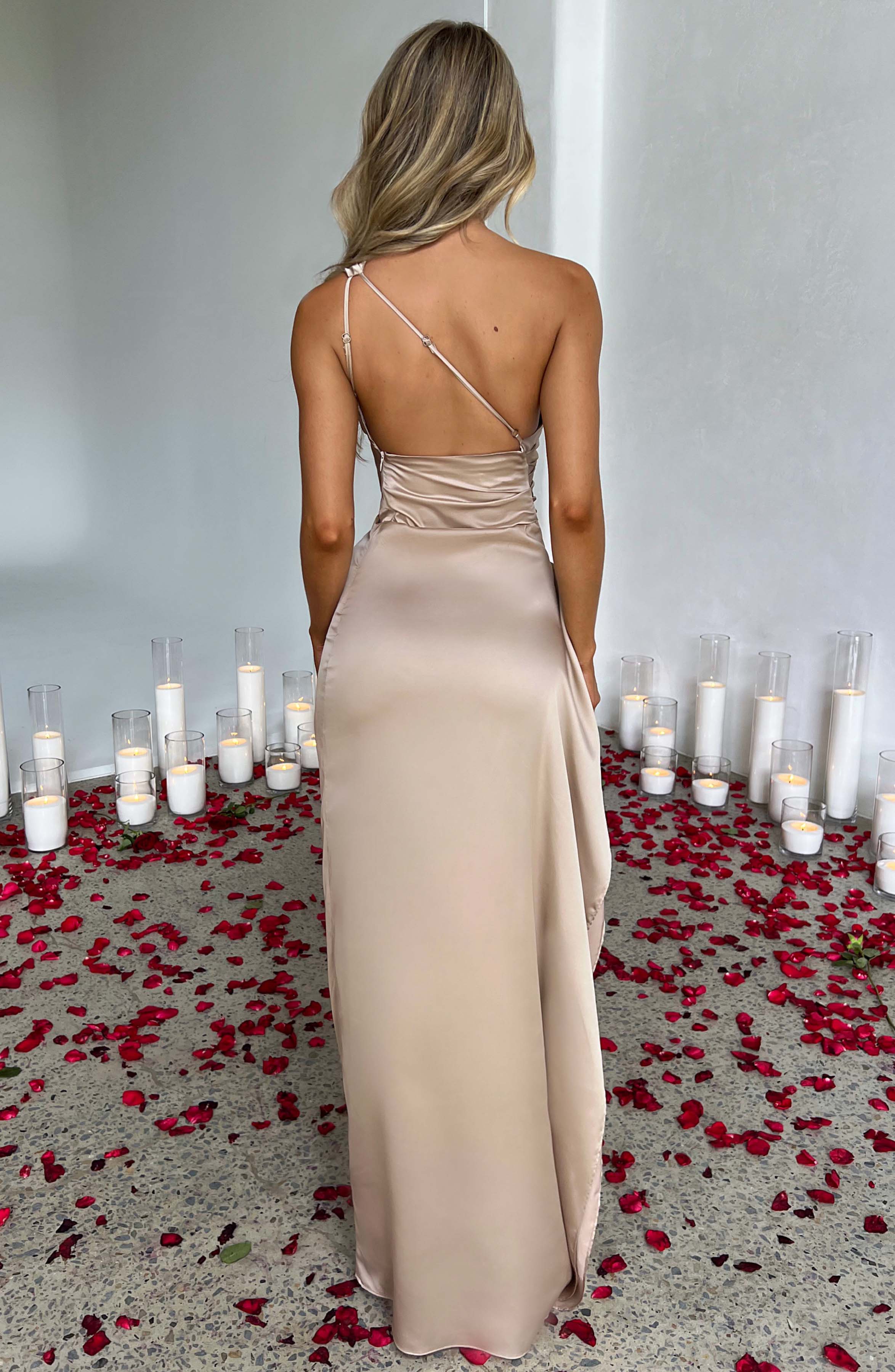 Damen-Maxikleid aus Satin mit einer Schulter und Plissee