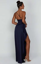 satiniertes Splitkleid mit einem Schulter
