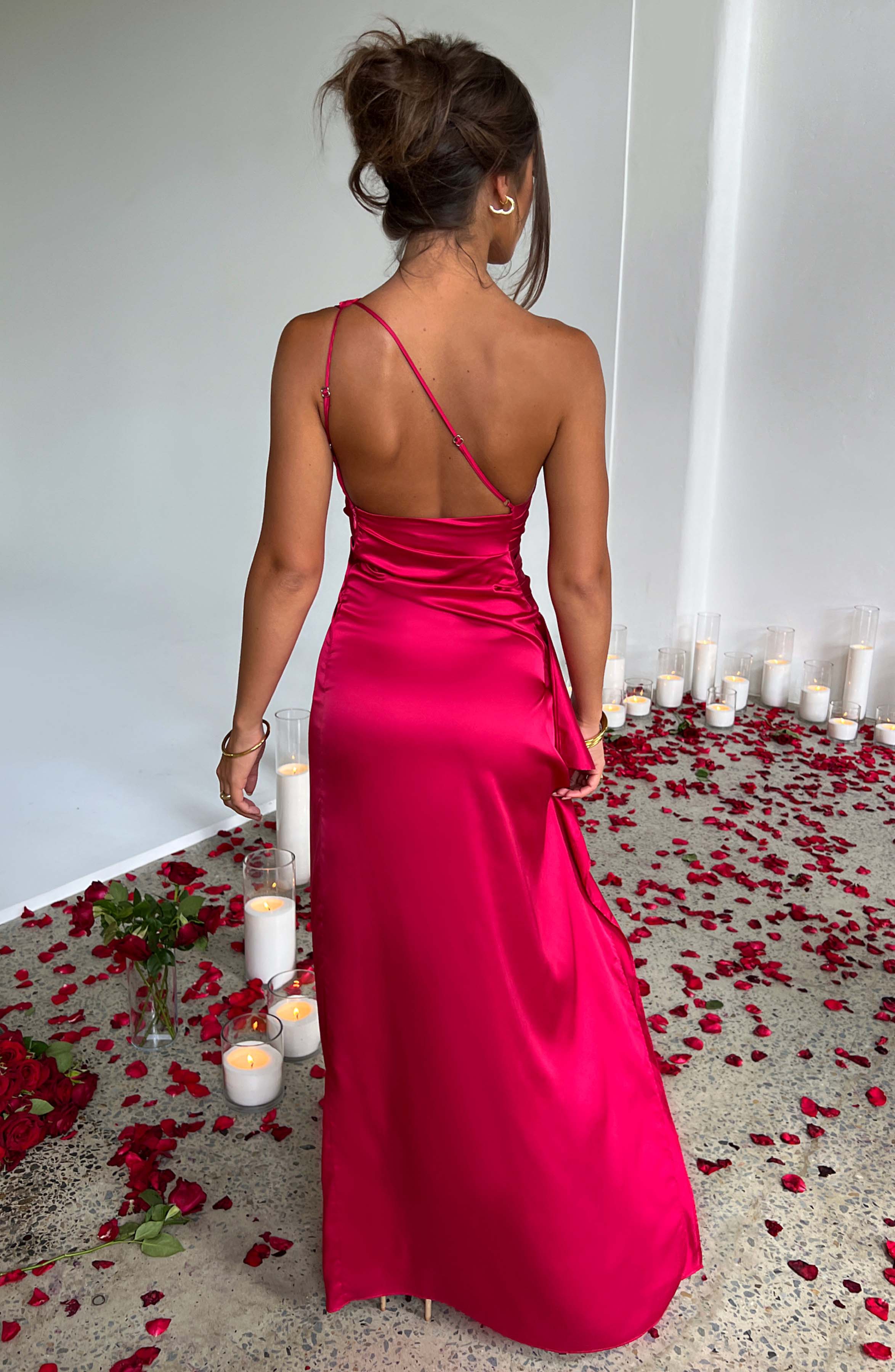 Damen-Maxikleid aus Satin mit einer Schulter und Plissee