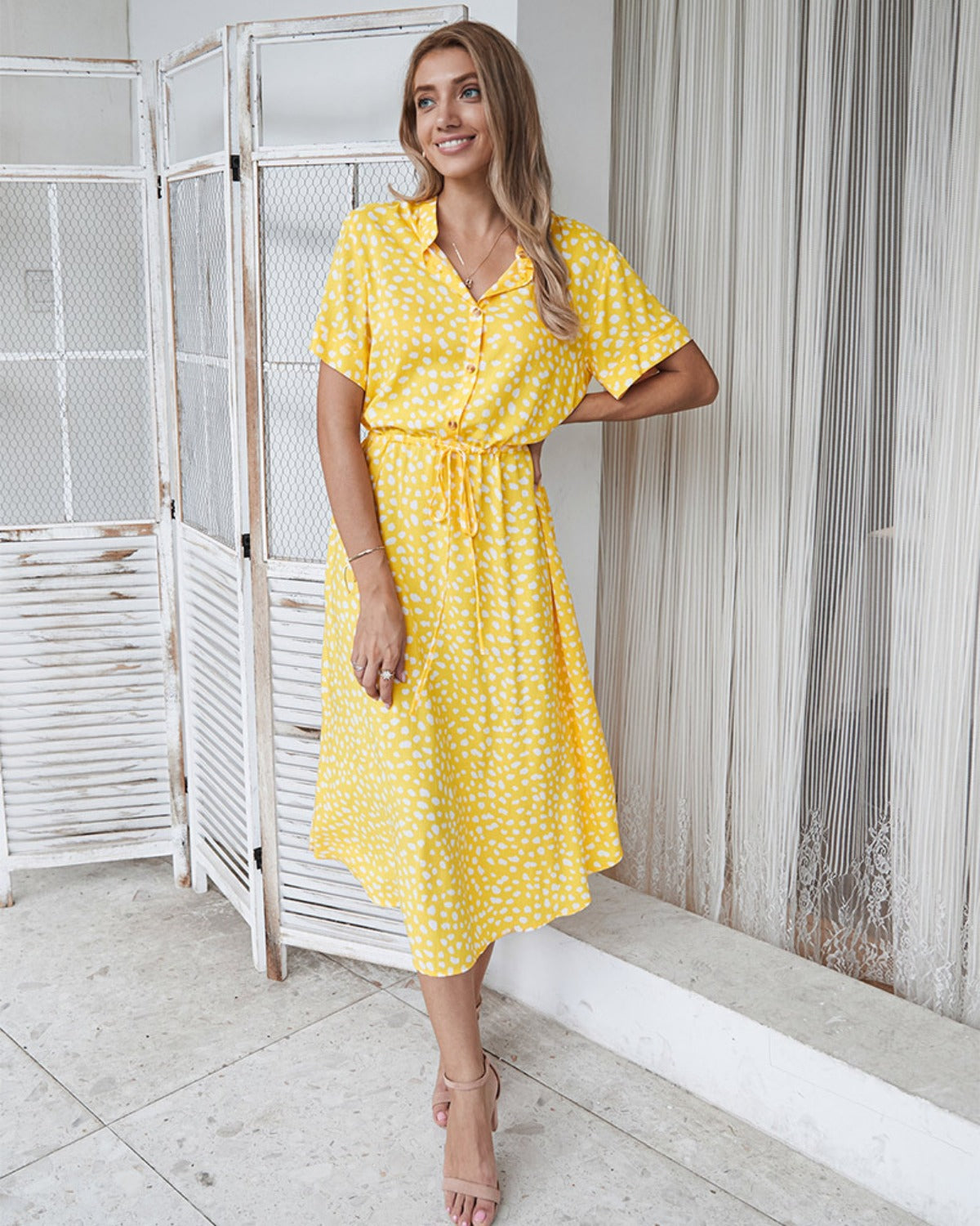 R&B | Polka-Dot-Kleid mit V-Ausschnitt und Knöpfen