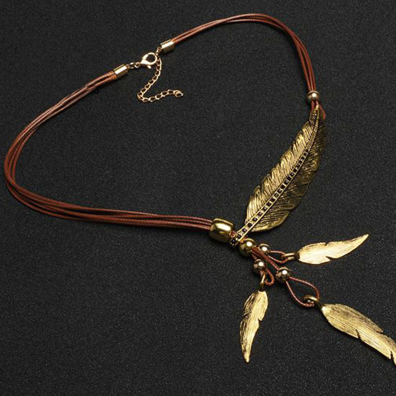 R&B | Goldene Feder Halskette Im Boho Stil