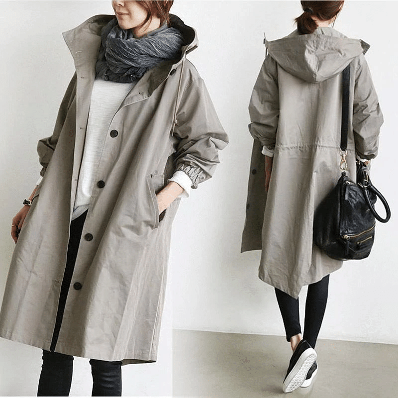 Die Windjacke mit Knöpfen und Kapuze