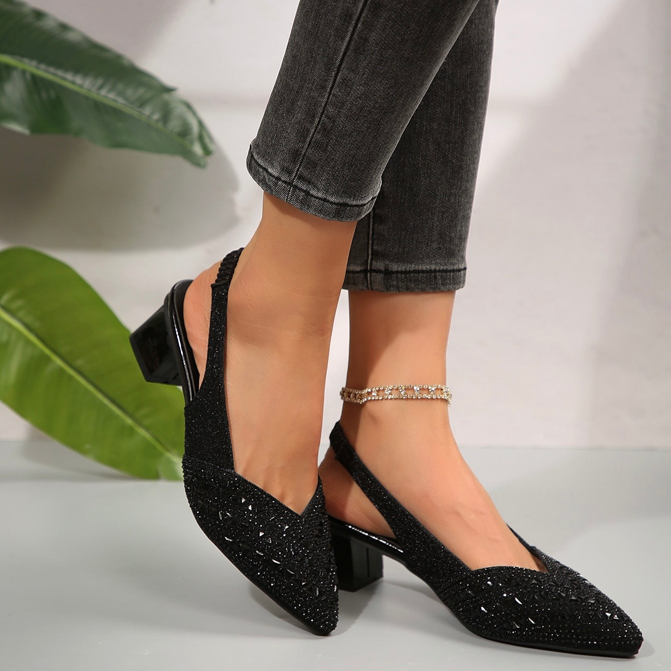 Glanzvolle Absatzsandalen mit funkelnden Kristalldetails R&B R&B