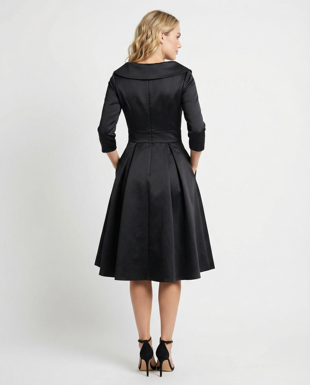 Elegantes Wickelkleid mit breitem Kragen